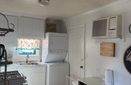 Plainview House | Charming 2-bedroom house with WiFi, in lovely Plainview. Perfect for a family.