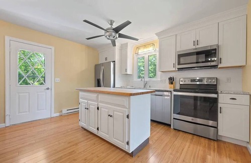 Waterbury House | Charming 2-bedroom house with WiFi, AC in lovely Waterbury/beautiful backyard
