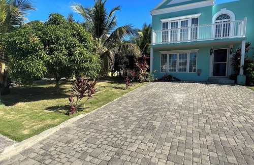 Orange Bay House | CHARMING 2 BEDROOM HOME: 3 BEDS, SLEEPS 1-5, 24hr SECURITY, PRIVATE POOL & BEACH