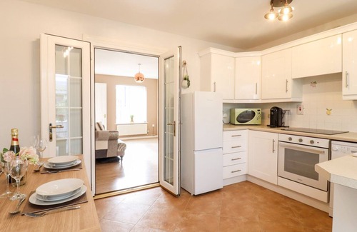 Tiptree House | Charming 2 bedroom home with hot tub, WIFI, parking