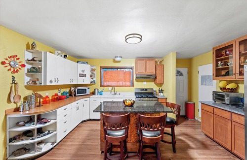 Coos Bay House | Charming 2-bedroom house with views of the Bay