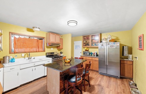 Coos Bay House | Charming 2-bedroom house with views of the Bay