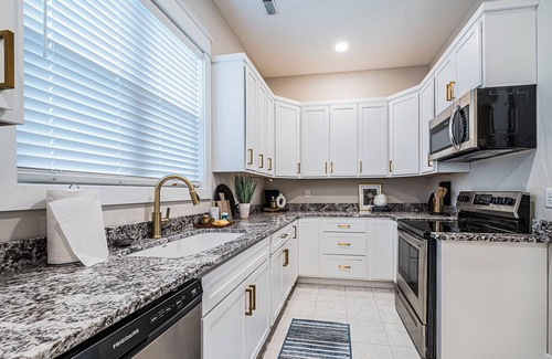 Franklin House | Charming 2-bedroom house newly updated in tranquil Franklin, walk to the square