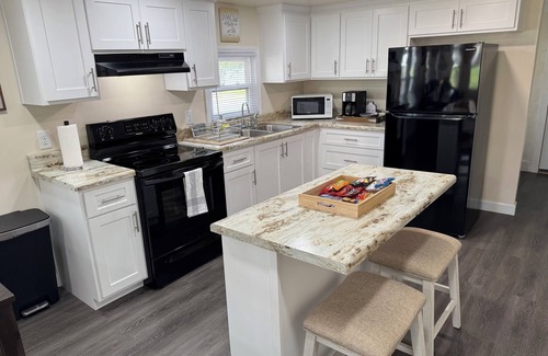 Pembroke House | Charming 2-bedroom house with AC, WiFi in the heart of Pembroke