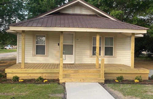 Pembroke House | Charming 2-bedroom house with AC, WiFi in the heart of Pembroke