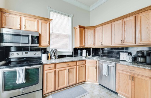 Fan District House | Charming 2-bedroom house with WiFi, AC, & Patio in the heart of Richmond!