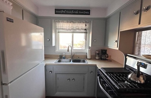 Hobart House | Charming 2-bedroom house in peaceful De Pere with WiFi. Outdoor fire pit.