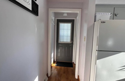 Hobart House | Charming 2-bedroom house in peaceful De Pere with WiFi. Outdoor fire pit.