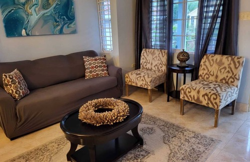 Priory House | Charming 2-bedroom house with WiFi, AC in soothing Priory