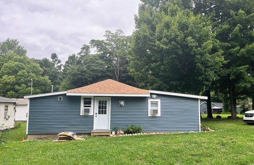 Paw Paw Lake House | Charming 2-bedroom house with AC in Coloma