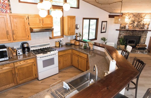 Timber Cove House | Charming 2-bedroom house near the coast in Jenner with WiFi and AC