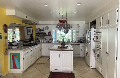 Vista House | Charming 2-bedroom house with WiFi, AC in welcoming Vista