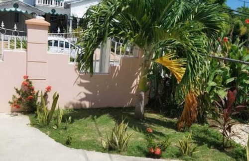 Reading House | Charming 2-bedroom house in phenomenal Montego Bay with WiFi, AC