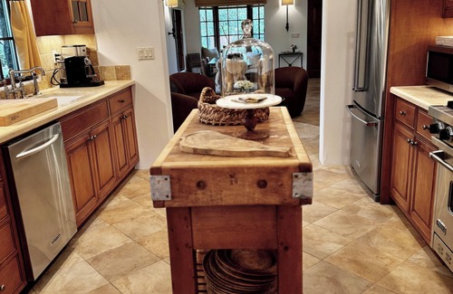 Yountville House | Charming 2-Bedroom Stone House in Downtown Yountville!