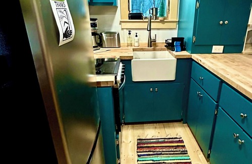 North Troy Cabin | Charming 2-bedroom Tiny Home with AC, WiFi near Jay Peak and Canadian border!