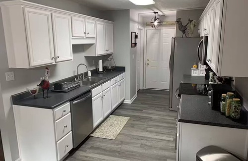 Radcliff House | Charming 2-bedroom townhome with High Speed wifi and smart TV’s in Radcliff