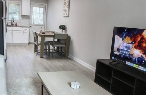 East Raleigh House | Charming 2-bedroom townhome in Raleigh with AC, WiFi