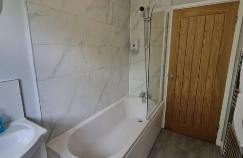 Tredegar House | Charming 2 BedRoom Tredegar Gem. Sleeps 4