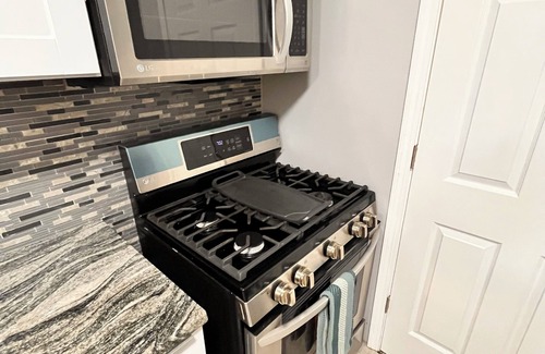 Detroit House | Charming 2-bedroom upper duplex in fabulous Detroit minutes from downtown!