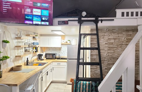 Casselberry House | Charming 2 bedroom tiny barn with WiFi and AC in quaint Casselberry