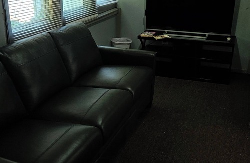 Kansas City House | Charming 2-bedroom bungalow house in brilliant Kansas City KS with AC, WiFi