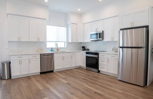 North Hollywood House | Charming 2-bedroom house in delightful Los Angeles with parking and laundry