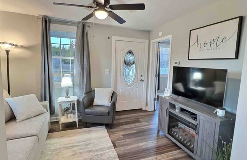 Martinsville House | Charming 2 Bedroom Cottage in Beautiful Martinsville!