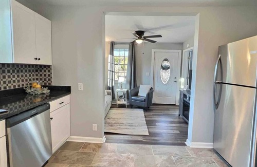 Martinsville House | Charming 2 Bedroom Cottage in Beautiful Martinsville!
