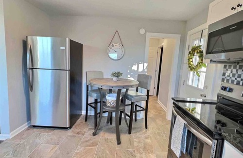 Martinsville House | Charming 2 Bedroom Cottage in Beautiful Martinsville!