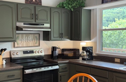 Sloans Valley Cottage | Charming 2-Bedroom Cottage in McCreary County! Direct access to Ramp, Fish, Swim