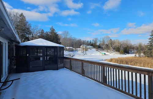 Campbellford Cottage | Charming 2-bedroom waterfront cottage with WiFi, AC, solarium, in campbellford
