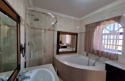 Bloemfontein Bed & Breakfast | Charming 2-bedroom bed & breakfast in Bloemfontein with AC. Private and secure.