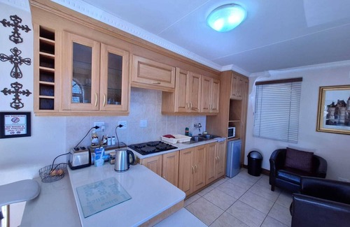 Bloemfontein Bed & Breakfast | Charming 2-bedroom bed & breakfast in Bloemfontein with AC. Private and secure.