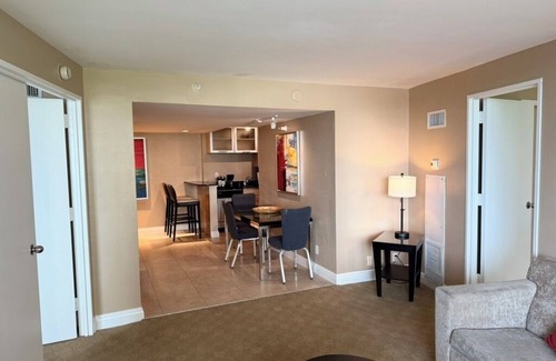 East Fort Lauderdale Condo | Charming 2-BR condo with, fitness room in Ft. Lauderdale and 2 blocks from beach
