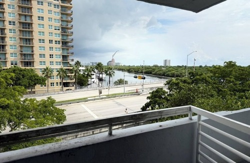 East Fort Lauderdale Condo | Charming 2-BR condo with, fitness room in Ft. Lauderdale and 2 blocks from beach