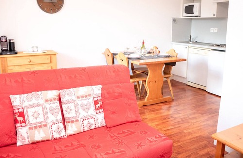 Vignec Apartment | Charming 2-Room Apartment for 6 with Balconies and Seasonal Pool Access in Vignec