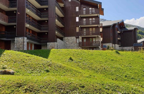 Meribel-Mottaret Apartment | Charming 2-Room Ski-In, Near Shops, Pets Allowed, 4 People