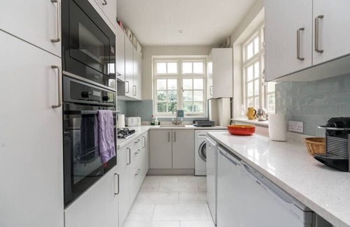 Hammersmith Broadway Apartment | Charming 2BD House with Garden in Hammersmith
