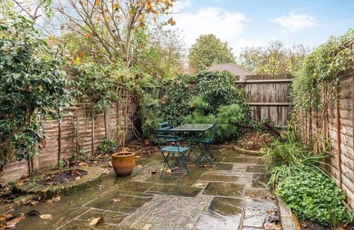 Hammersmith Broadway Apartment | Charming 2BD House with Garden in Hammersmith