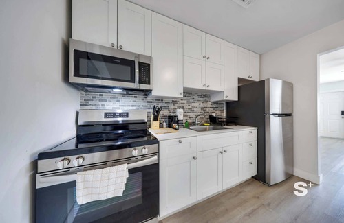 Lantana Apartment | Charming 2BD Retreat | Fully Equipped kitchen & Private Yard
