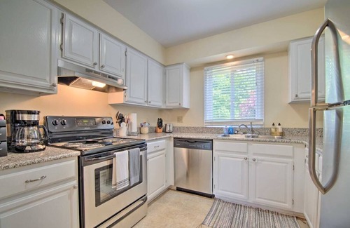 Gurnee House | Charming 2Bd Townhome Near Beach & Base