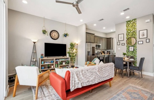 Fort Worth House | Charming 2BDTownhouse: JOYfull &Magnolia walkable!