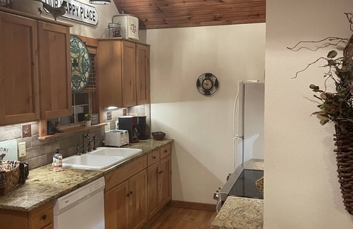 Reeds Spring Cabin | CHARMING 2BR. CABIN, NEAR SILVER DOLLAR CITY, BOOK NOW FOR SUMMER!