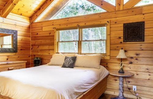 Sevierville Ski Chalet | Charming 2BR Cabin with Hot Tub & Mountain Views