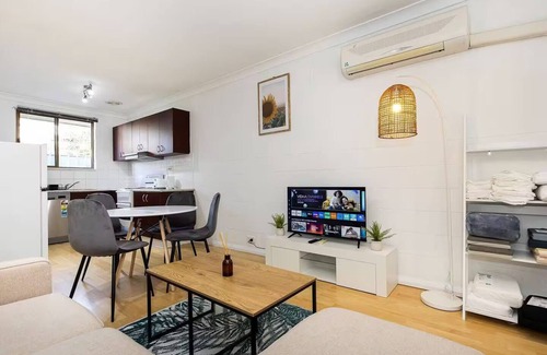 South Albury Apartment | *Charming 2BR Retreat in Heart of Southern Bliss
