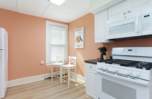 Rumson Condo | Charming 2BR Sea Bright Condo – Outdoor Shower, Walk to Beach & Restaurants!