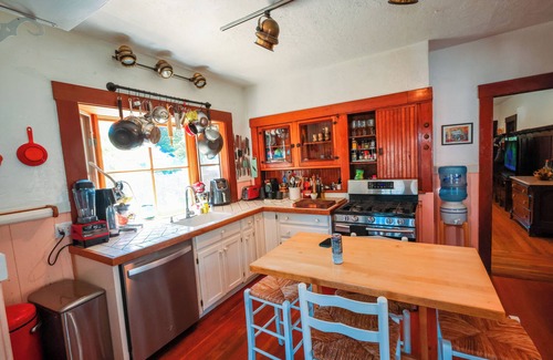 Calistoga House | Charming 3/1 in Calistoga with Huge Entertaining Space