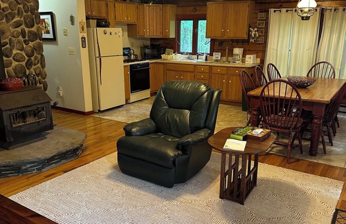 Union Dale Cabin | Charming 3-bdrms & loft cabin, with WiFi, mins to Elk Mountain by Lake Idlewild