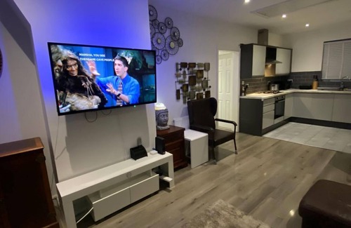Fryent Apartment | Charming 3-Bed Apartment in London