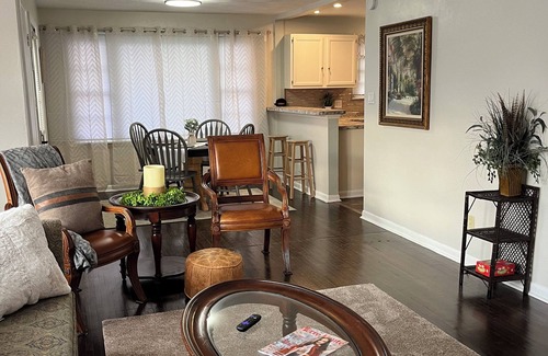 Terre Haute House | Charming 3 bed. home w/AC, WiFi Close to Hospitals, Rose & ISU. Pet friendly